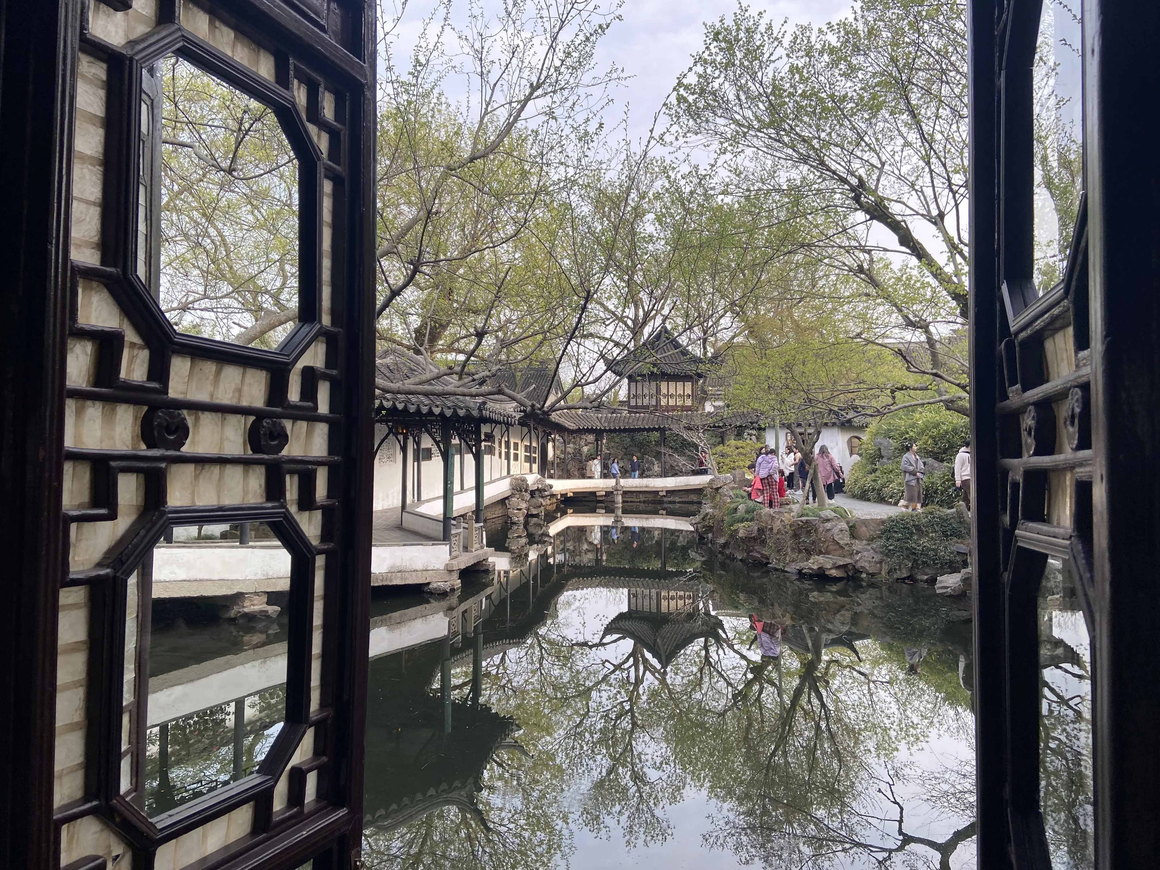 推开窗就是一个小谭，倒映着亭台楼阁和花草树木